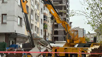 İzmir'de şantiyede kabus! Vincin parçası koptu, ortalık karıştı