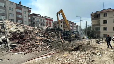 Görüntüler dehşete düşürdü! Avcılar'da kentsel dönüşüm yıkımında bina operatörün üstüne yıkıldı