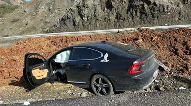 Adıyaman’da korku dolu anlar! Lüks otomobil yol kenarına uçtu