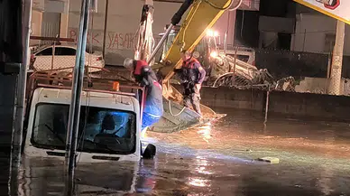 Kadirli’de kabus gecesi! Bülbül Deresi taştı, sel suları aracı yuttu
