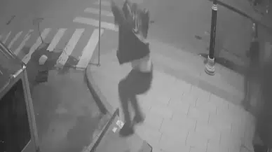 Öfkesine yenik düştü, elektrik panosuyla kavga etti!