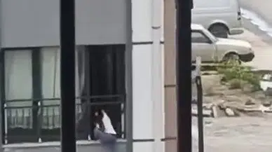 Deprem konutlarında yürekleri ağza getiren görüntü: Küçük kızın tehlikeli cam yolculuğu!