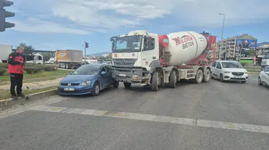 Beton tankeri otomobili biçti! Sürücü içinde mahsur kaldı