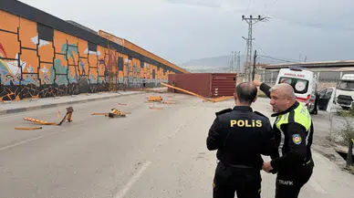 Kağıt gibi savruldu! Hatay'da dev konteyner havada uçtu