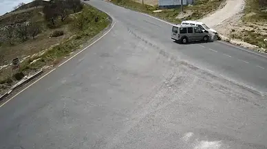 Nevşehir'de kavşak faciası! İki araç kafa kafaya çarpıştı