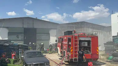 Antalya'da yangın dehşeti! Geri dönüşüm fabrikası bir anda alev topuna döndü
