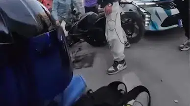 Genç sürücü ölümden döndü! Otomobille çarpışıp bariyerlere çakıldı