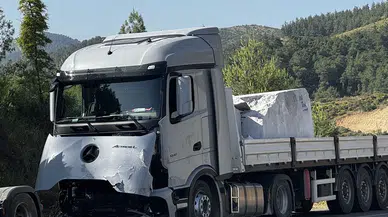 Antalya'da feci kaza! İki tırın arasında kalan otomobil hurdaya döndü