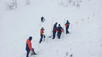Artvin’de nefesler tutuldu! Çığ altında kalan çoban için ekipler yeniden sahada