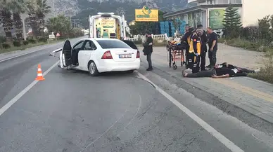 Mersin’de can pazarı! Kontrolden çıkan araç refüje ok gibi saplandı