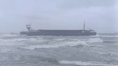 Sakarya açıklarında acil durum! Dalgalar gemiyi kıyıya fırlattı