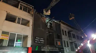 İstanbul’da korku dolu dakikalar! Dev bina alevlere direnemedi, yerle bir oldu