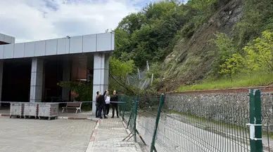 Yamaçtan kopan parçalar dehşet saçtı! Zonguldak'ta doğa olayı hasara yol açtı