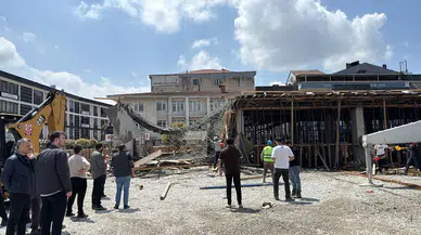 8 metrelik kalıp bir anda yerle bir oldu! Düzce’de korkutan inşaat kazası