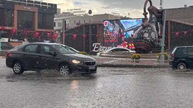 Sağanak yağış Erzincan’ı esir aldı: Cadde ve sokaklar su altında kaldı