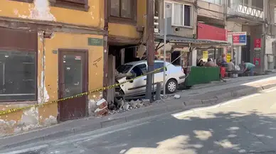 Bursa'da korku dolu dakikalar: Freni boşalan araç binaya saplandı!