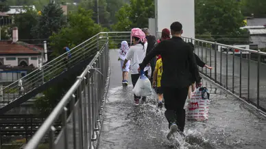 Başkent’te sağanak alarmı! Yollar göle döndü, ulaşım durma noktasına geldi