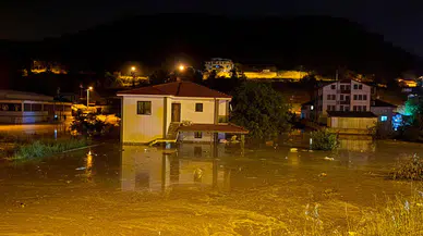 Sakarya'da kabus gecesi! Dere taştı, ilçe sular altında kaldı