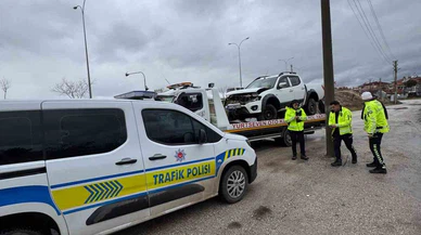 Bir saniye, bir hata, 3 yaralı... 5 metreden uçtu, duvara saplandı!