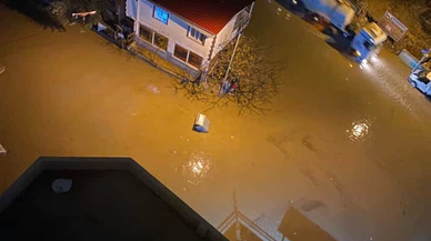 Yollar göle döndü araçlar mahsur kaldı!