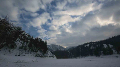 Göller, dağlar, ağaçlar beyaza büründü… Afyon’un kış masalı havadan görüntülendi!
