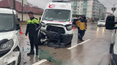 Sirenler sustu… Aksaray’da ambulans kazasında 8 kişi yaralandı, yol kapatıldı!