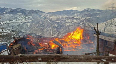 Alevler bir evi daha yuttu: Yenice'de ahşap evden geriye külleri kaldı!