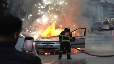 Amasya’da otomobil alev alev yandı, patlamalar korkuttu