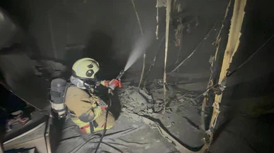 Antakya’da ev alevlere teslim oldu, dumanlar gökyüzünü kapladı!