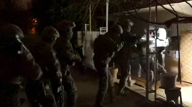 Ruhsatsız silahlar sıra sıra dizildi... Antalya’da ev aradılar, suç kataloğu buldular!