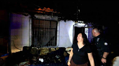 Evi cayır cayır yandı, kadın göz yaşlarını tutamadı: Antalya'da gecekondu yangını!