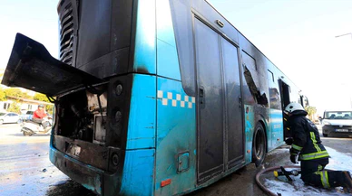 Antalya trafiğinde korku filmi! Halk otobüsü değil, ateş kapanı...