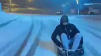 Aracın arkasına lastiği bağlayıp kaydı: Diyarbakır’da kışa renk katan görüntüler!