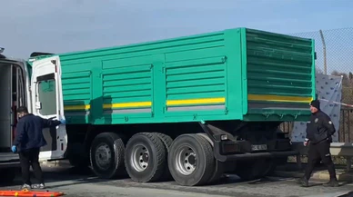 Ekmek parası için eğildiği kamyon mezarı oldu! Şoför kabinin altında can verdi...