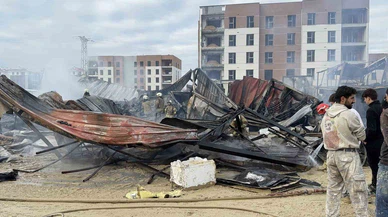 Arnavutköy geceyi böyle geçirdi...Yangın işçileri sokağa döktü, Şantiyede korku dolu dakikalar!