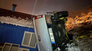 Ambulansa alınırken kalbi durdu... Artvin'de buzlu yol can aldı!