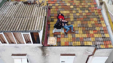 Balıkesir’de bedava adrenalin dağıtıldı: Çatıdan çatıya geçti, hayatı için pazarlığa oturdu!