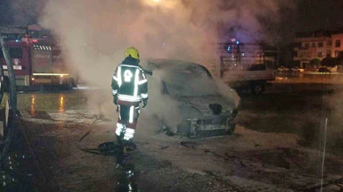 Balıkesir’de gece yarısı yangını: Hafif ticari araç küle döndü!