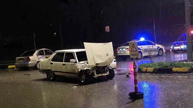 Bartın’da yağmurla gelen kaza... Gençler araçta sıkıştı, ekipler zamanla yarıştı!