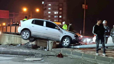 Batman’da sessiz geceyi sirenler böldü... Araç havada savruldu, direğe çakıldı!