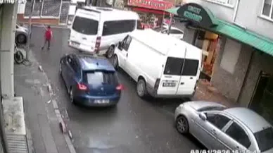 Yürekleri ısıtan görüntü kamerada: Çocuk trafikte kalan ambulansa yol açtı