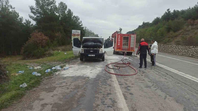 Bilecik'te araç seyir halindeyken alev aldı... İtfaiyenin müdahalesiyle facia önlendi!