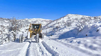 Bingöl karın esareti altında... Ekipler kapanan yolları açmak için seferber oldu!
