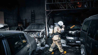 Buca’da oto tamirci deposunda yangın: Araçlar zarar gördü!