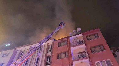 Burdur itfaiyesi saatlerce mücadele etti: Apartman çatısı kül oldu!