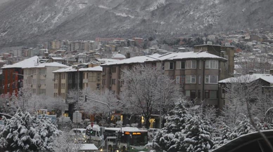 Kar bir gecede geldi, Bursa dondu: Ulaşım durma noktasına geldi!