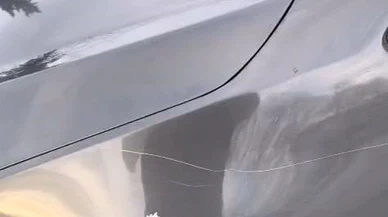 Elinde kesici alet, yüzünde umursamazlık: Gece yarısı vandalının sokak şovu kameralara böyle yansıdı...