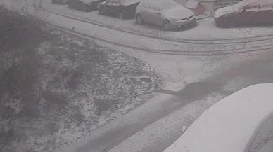 Büyükçekmece’de karlı yolda dehşet... direğe çarptı, araç savruldu!