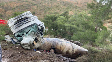 Kabus nokta, ağır hasar, ucuz kurtuluş... Datça’da direksiyon yetmedi, viraj tırı yuttu!