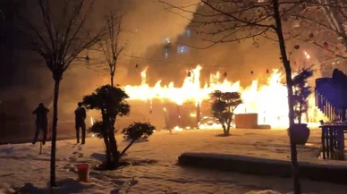 Dumanlar yükseldi, kahveler yarım kaldı... Cehenneme dönen kafede müşteriler can havliyle kaçtı!